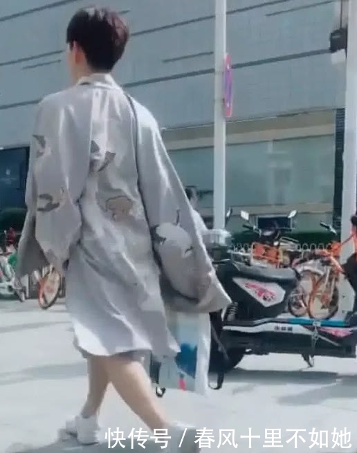 看上去|汉服小哥哥街上散步,当看到下半身后,网友:属实刺激