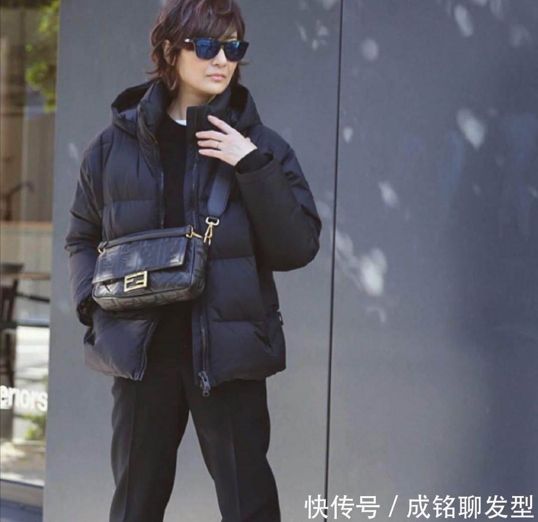 人到中年如何保持气质？这位日本模特穿搭值得借鉴，时尚又减龄