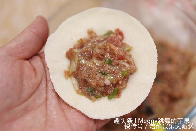带来|饺子肉馅里打水,错了!头伏饺子二伏面,今天带来个不一样的饺子