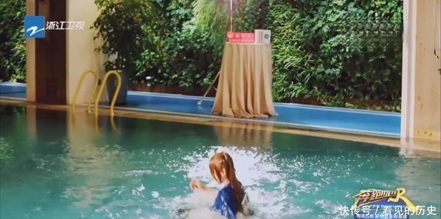 李晨在跑男录制中突然“下跪”挡镜头,只为照顾身后的她,太暖心