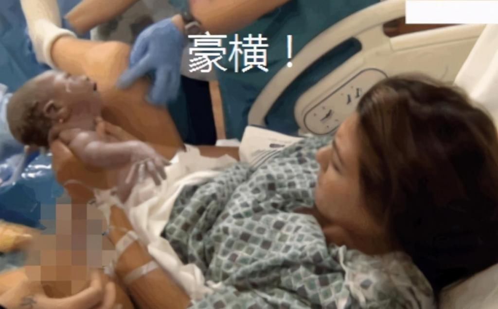 顺产|国外产妇直播生娃,不走寻常路用手拽出来,网友:不愧是战斗民族