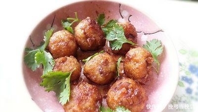 炸丸子时, 不要直接下油锅, 只需＂这一诀窍＂, 丸子又香又脆