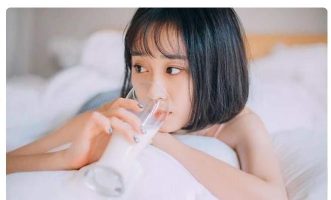 经常喝牛奶可以淡斑？医生：大错特错，真正能改善肤色要靠它