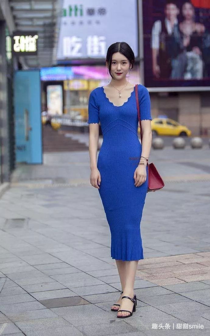 搭配|美女脚上搭配一双浅色系的高跟鞋，会给她的整体搭配加分