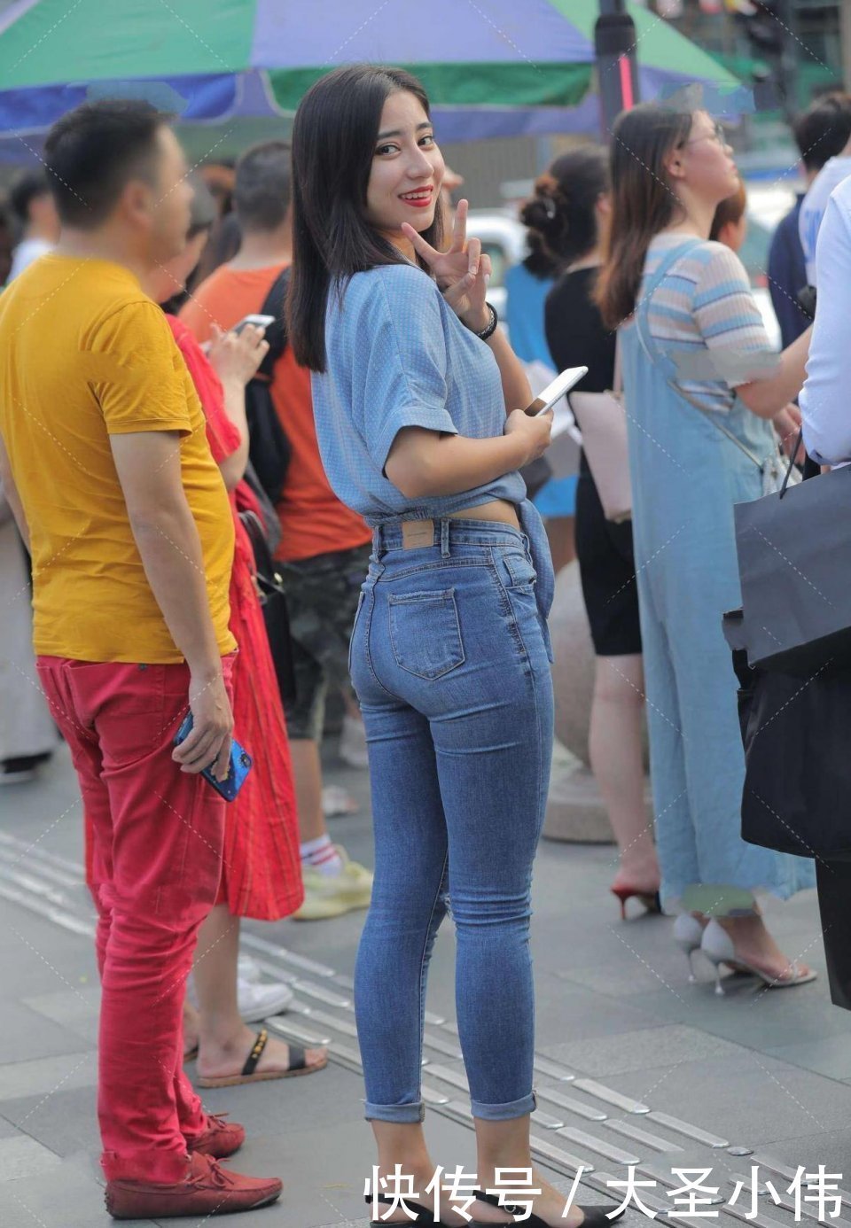 穿搭|美女街拍:长长的睫毛,很高级的女孩,完美地展现什么是微胖才是最好的