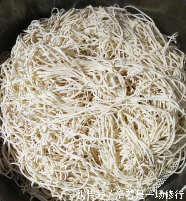 面食|老妈的焖面做成这样,香的流口水,一人一碗不够吃