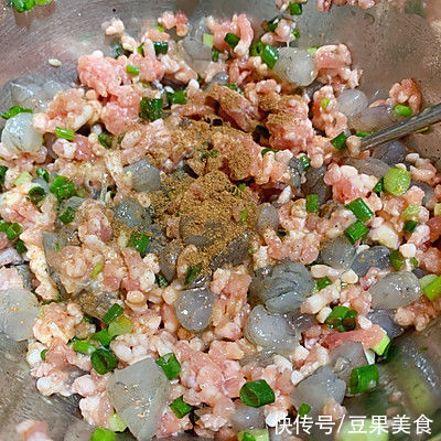 蒸饺|黑椒虾仁蒸饺，鲜甜营养早餐饺子