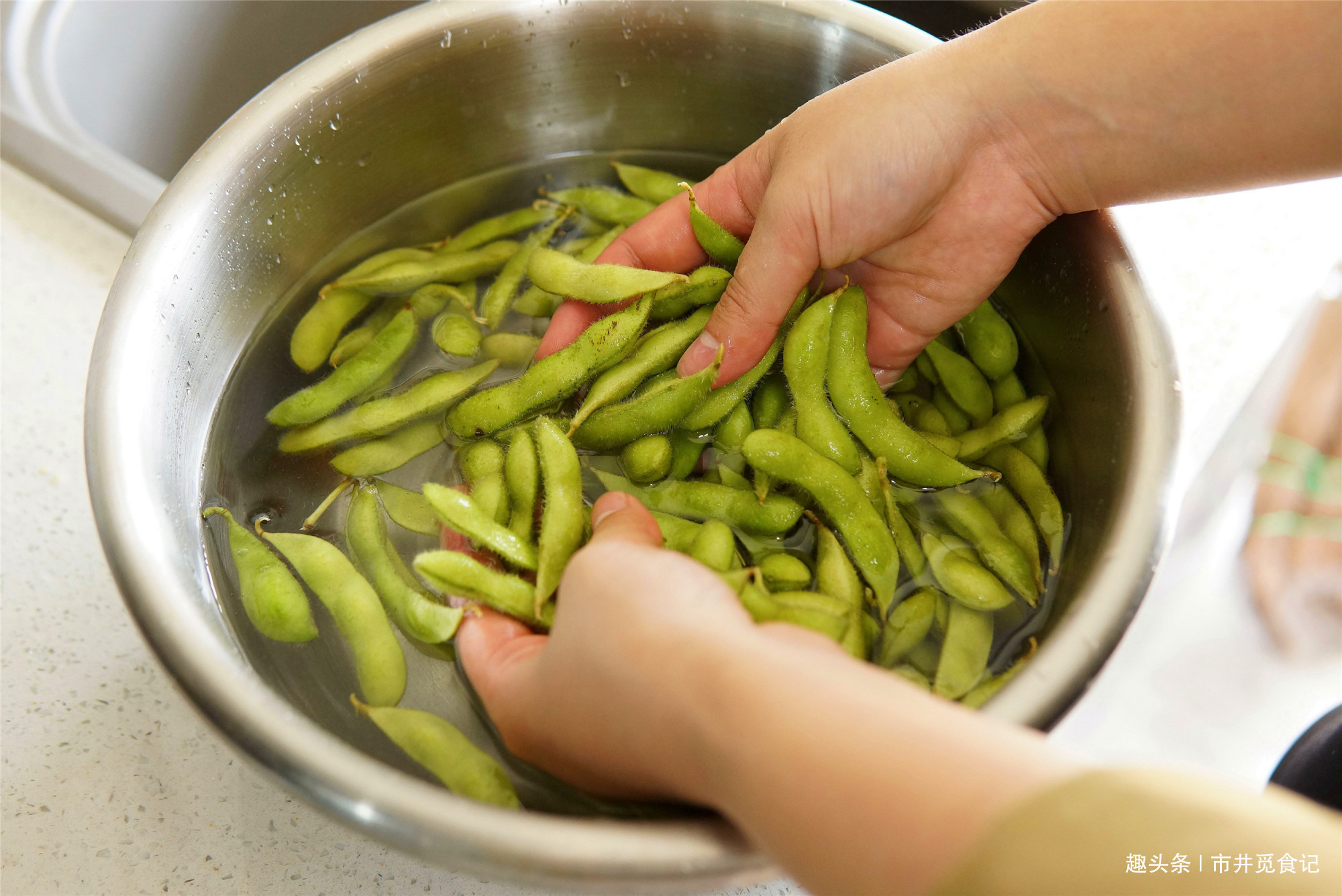煮毛豆时，颜色发黄还不入味，饭店大厨教你1招，毛豆翠绿还好吃