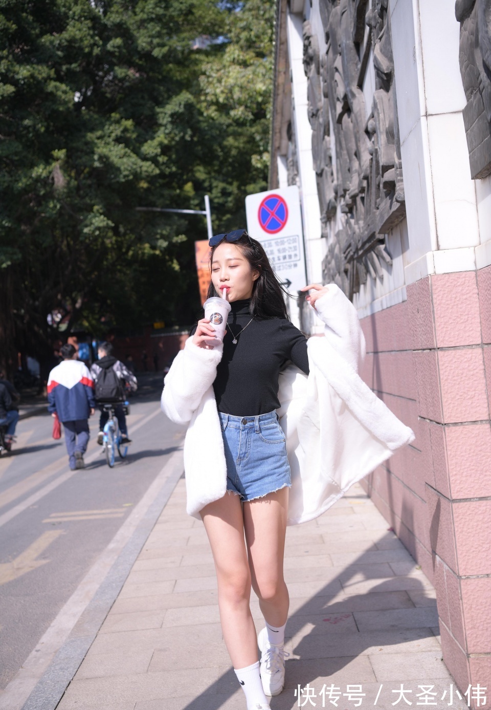 气质美女|美女街拍:气质美女长相这么高级!我妈喜欢的类型,我很想请她吃饭聊天