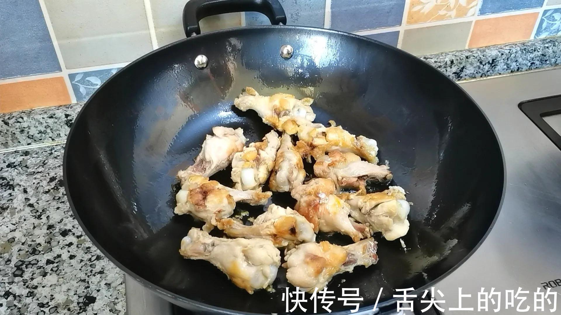 家常|翅根焖土豆,好吃到舔手指,简单的家常小炒,上桌就被抢光了