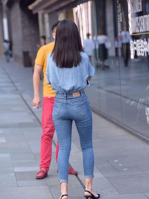 美女|美女的紧身牛仔裤搭配,时尚休闲两不误,美貌至极!