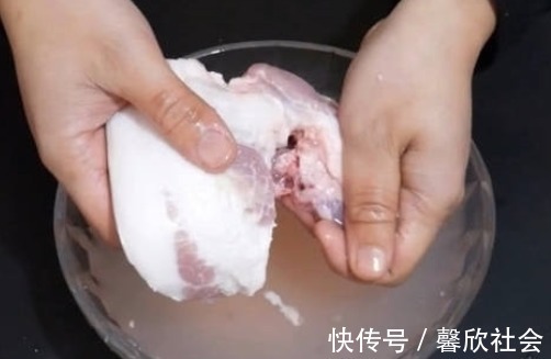 猪肉|猪肉别直接用水洗,很难洗干净,教你这一招,脏东西自己跑出来!