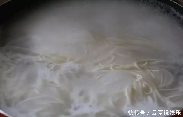 教大家一个味道鲜美的早餐面,只需5分钟,好吃到停不下来