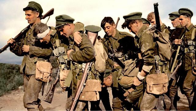 钢盔|英、法、德在一战时期的钢盔竞赛,法国头盔的突出物其实有大用处