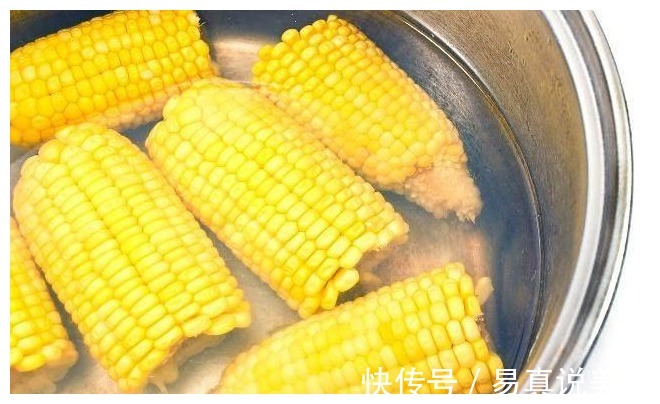 煮玉米,究竟是放凉水还是热水很多人做错了,煮出来的又老又硬