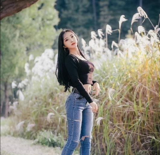 吊带 清新的小姐姐,牛仔修身裤搭配小吊带,仙女气息十足