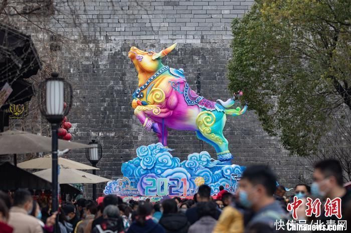 春节至 南京街头“牛气冲天”年味浓