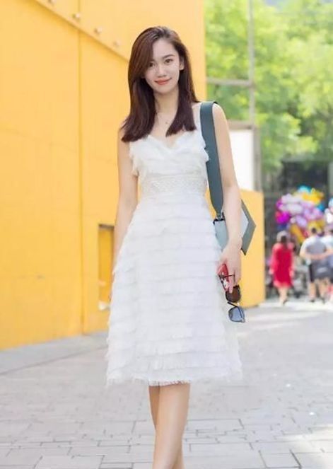 紧身裤|戴墨镜的小姐姐，露肩上衣搭配牛仔紧身裤，尽显女人味