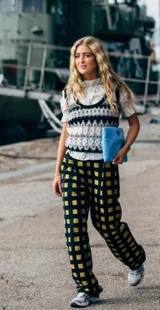 阔腿裤已经过时了，今年春天流行的是“格纹裤”，显高显瘦又时髦