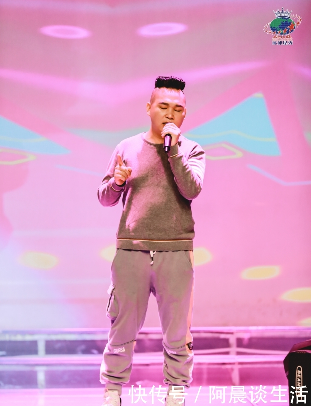 环球星秀 歌手成天龙参加《2021环球星秀网红之星大赛中国总决赛》发布会