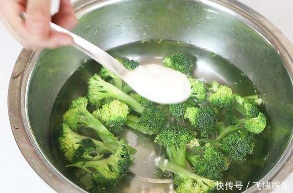 清洗西兰花时,别傻傻加盐,多加这样东西,脏东西自动跑出来