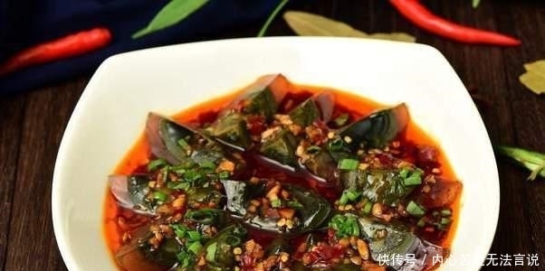 切皮蛋容易沾刀?大厨教你一招,不粘连不散花,切得完整又好看