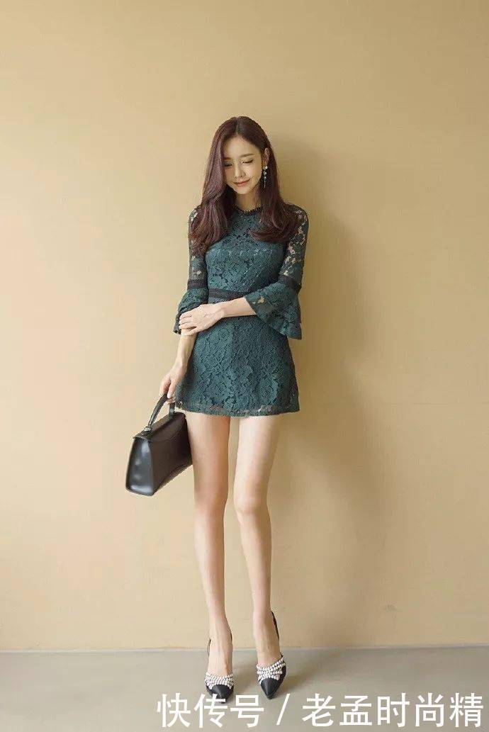 美女脚上一双带有铆钉的尖头高跟鞋, 让双腿展示修长优雅的魅力