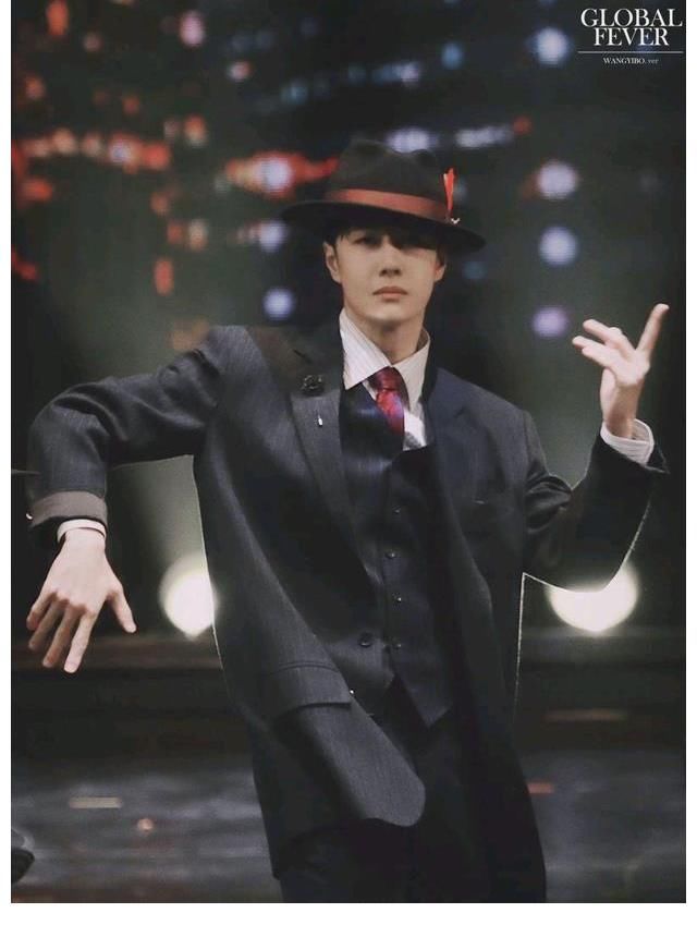 王一博氛围感大片,背影满满故事感,绅士风格出圈