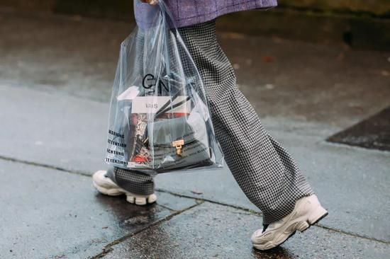 运动鞋才是冬日穿搭的标配 时髦精们都这在穿