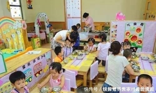 孩子|宝宝被阻止吃肉,脸很快拉了下来,舅舅在一旁哭笑不得