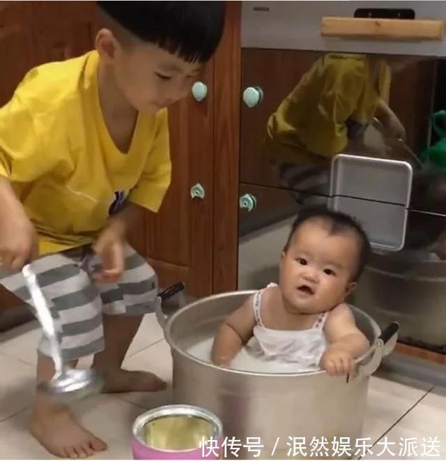妈妈|妈妈刚离开，哥哥就把弟弟放锅里，回来时高汤都熬好了