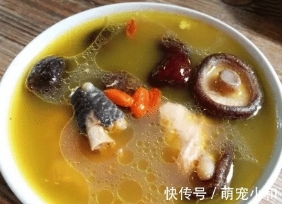 炖鸡汤，放哪些食材调料最好？大厨：谨记这4样，鸡汤鲜美营养足