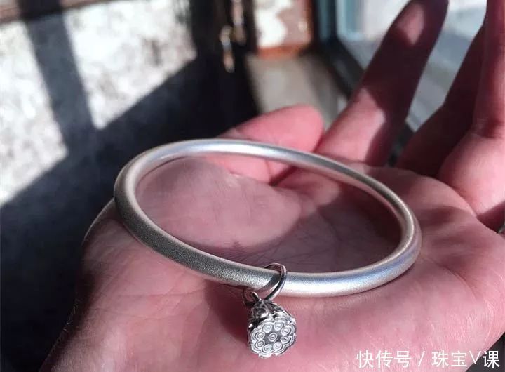 说女人戴了硬银会出事?今天告诉你真相