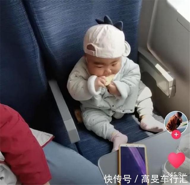 戴口罩|“最惜命宝宝”高铁上吃饼干火了,熟练的操作背后是无尽的心酸