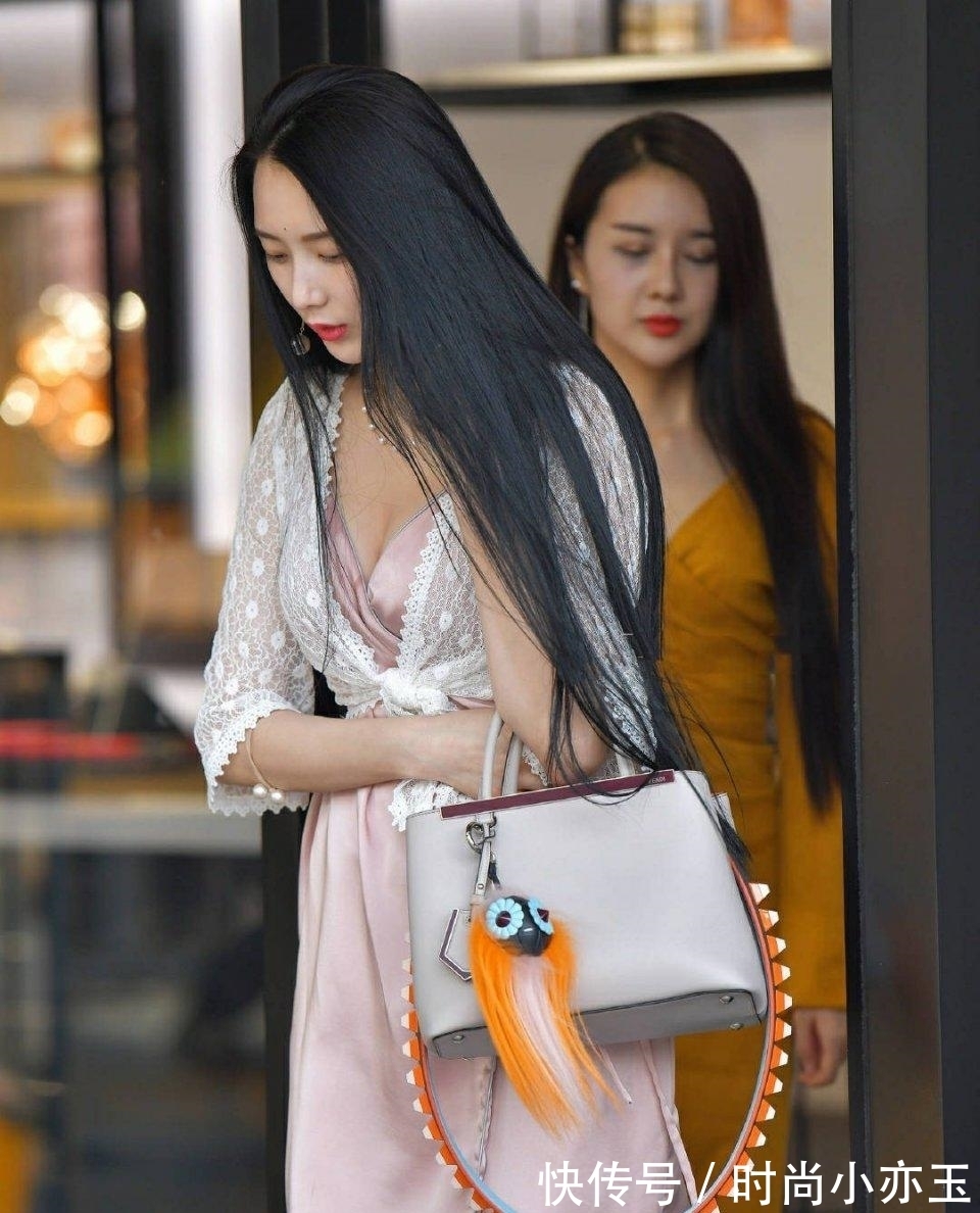 表面|表面上是好闺蜜,在穿搭上“较起劲”,网友:支持左边的