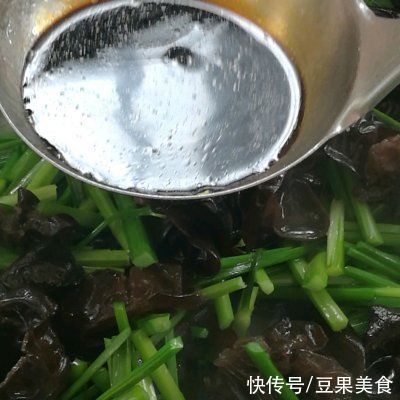 韭菜苔段|省时快炒家常菜韭菜苔炒猪肝这样做，隔壁小孩都馋哭了
