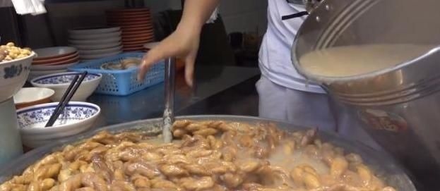 大叔早餐只卖“它”1碗4元,每天能卖6大桶,外地人吃1次就够了