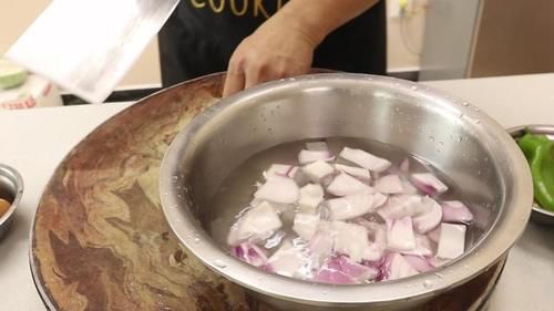  滑嫩|大厨教你做“洋葱炒鸡蛋”，鸡蛋滑嫩味道好，家常菜简单又营养