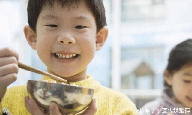 外国人|美国人对此疑惑:中国人吃饭,为何喜欢把碗端到嘴边?