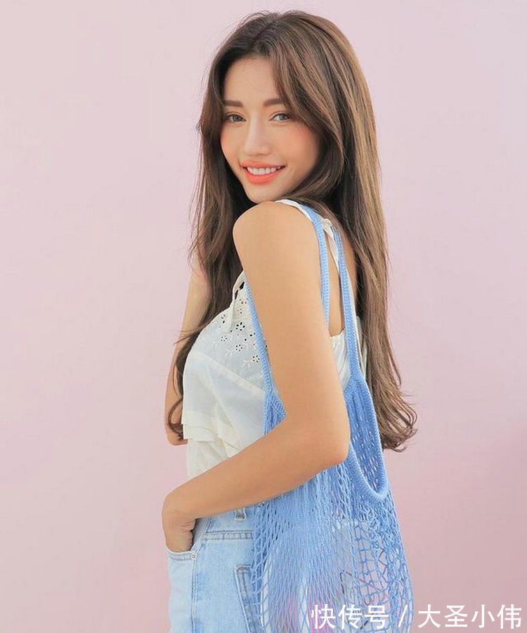 穿搭|美女街拍：小姐姐的这身是非常漂亮的长裙，加上一头黑色长发，看起来更精致