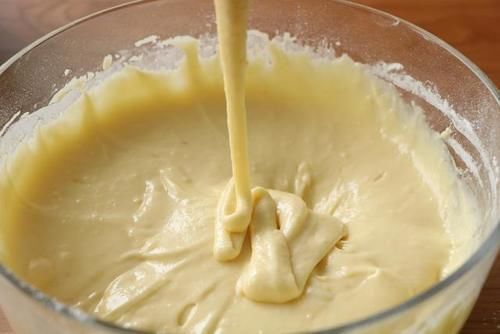 两个鸡蛋,半碗面粉,简单拌一下就可以做成蛋糕,既是早餐又是甜点