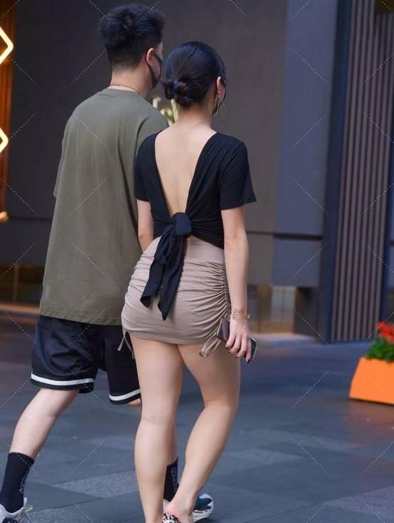 包裙 清新的美女,身穿黑色的T恤搭配修身包裙,展现出优雅有活力的美