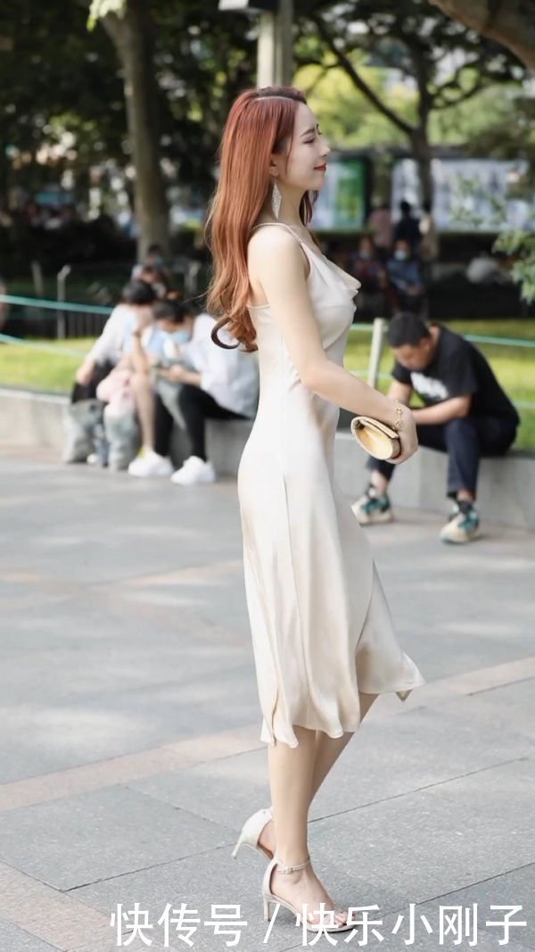 百媚生|米白色绸缎连衣裙,小姐姐回眸一笑百媚生,尽显优雅高贵