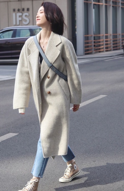 穿搭 天冷了,今年流行“大衣+牛仔裤”简约大气,意外美出新高度!