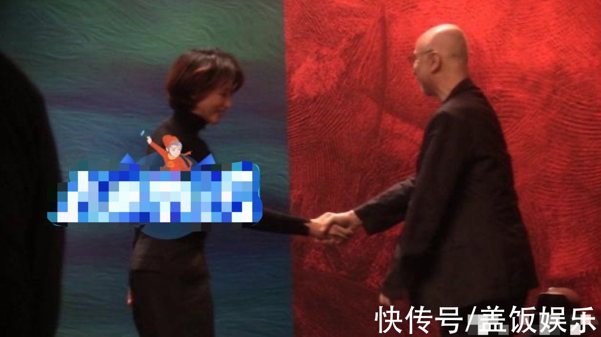 47歲董卿全黑造型錄制節(jié)目，與男嘉賓握手顯得體，腳脖子金鏈搶眼