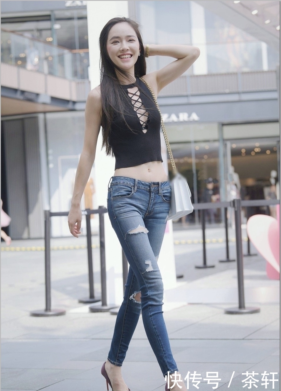 妩媚|街拍:清秀小姐姐穿背心搭紧身裤,妩媚的撩着自己的秀发,很迷人