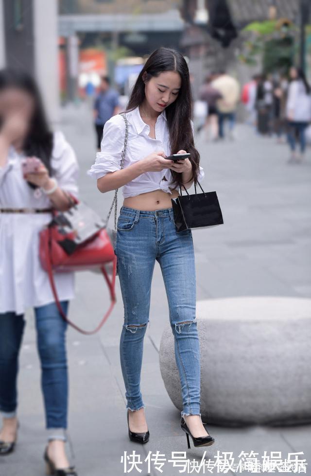 裤型|白衬衣这样穿，清新个性又减龄，搭配牛仔裤让造型更显休闲靓丽