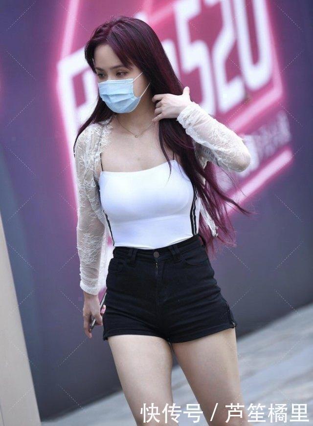 美女经典黑白颜色对比很好看,上衣紧身的款式突显好身材