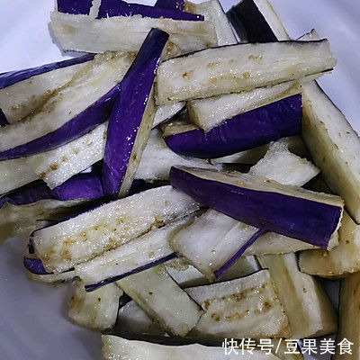 这是酱烧茄子焖土豆最正宗的做法,好吃到爆