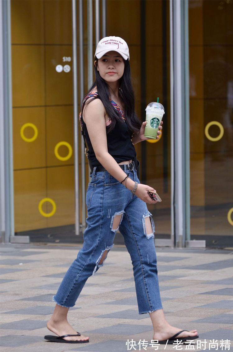 身材 街拍:美女高腰牛仔裤很显身材比例,搭配的人字拖,非常个性!